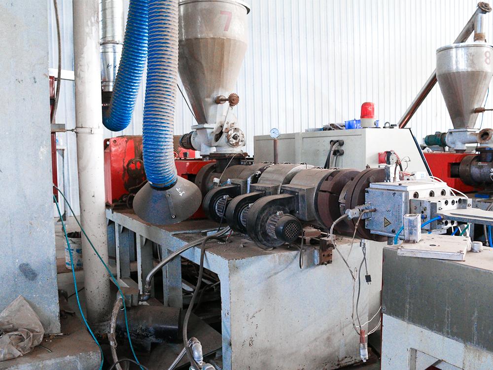 Production equipment of composite decking